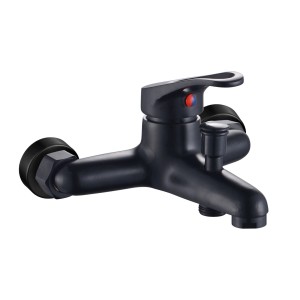 Czarna bateria wannowa t.b.t. do montażu na ścianie.