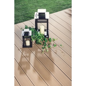 Deski tarasowe: Ryflowana deska t.b.t. o wyglądzie drewna z dekoracyjnymi lampionami i zieloną rośliną.