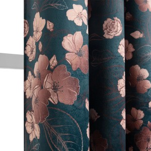 Zasłona t.b.t. z kwiatowym wzorem w kolorze zielonym i różowym.