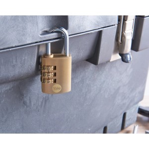 Mosiężny zamek szyfrowy Yale na skrzynce narzędziowej.