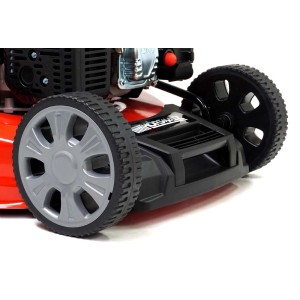 Zbliżenie na koła kosiarki spalinowej.