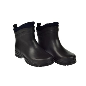 Czarne gumowe buty z kategorii odzież ogrodnicza.