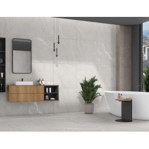 Jasna łazienka z płytkami podłogowymi t.b.t. imitującymi marmur, umywalką i wanną.