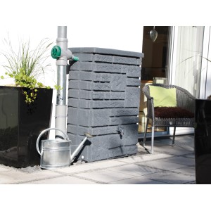 Arves beczka na deszczówkę Maurano 300 l w kolorze czarnego granitu z akcesoriami i roślinami.