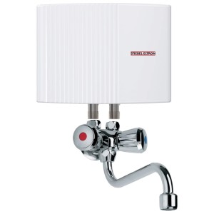 Przepływowy ogrzewacz wody Stiebel Eltron z baterią i kranem.