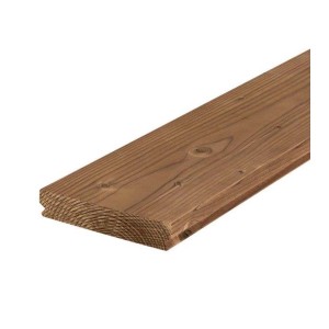 Deska tarasowa z drewna, zbliżenie na słoje i profilowanie.