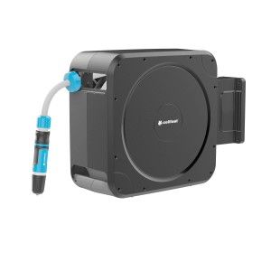 Ścienny bęben na wąż t.b.t. z wężem ogrodowym i zraszaczem.