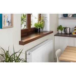 Ciemnobrązowy drewniany parapet ozdobiony roślinami. Pasuje do OBI Parapety.