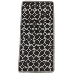 Czarny dywan z krótkim włosiem i geometrycznym wzorem.