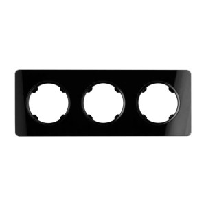 Czarna ramka t.b.t. na trzy włączniki/gniazda.