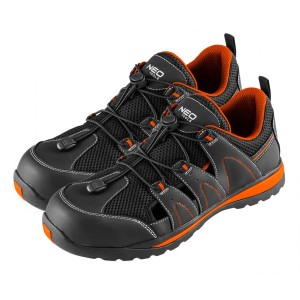 Czarne buty robocze t.b.t. z pomarańczowymi akcentami i systemem sznurowania.