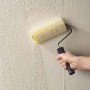 Wałek strukturalny LUX 110 mm w użyciu do kreatywnego projektowania ścian.