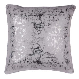 Kwadratowa, srebrna poduszka dekoracyjna z abstrakcyjnym wzorem.