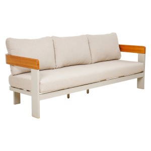 Beżowa sofa ogrodowa z drewnianymi podłokietnikami, część zestawu mebli ogrodowych.