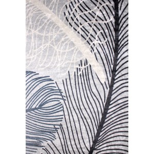 Dywan z krótkim włosiem z abstrakcyjnym wzorem piór w kolorze szarym, czarnym i białym.