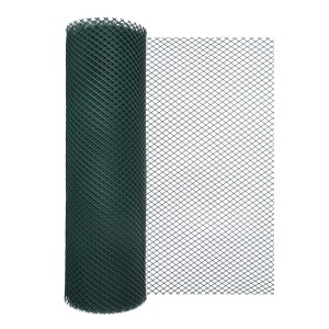 Zielona siatka druciana, zwinięta, do ogrodnictwa i jako pomoc dla roślin pnących.