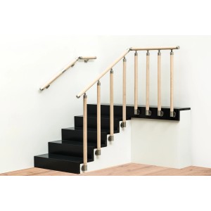 Schody z poręczą i balustradą t.b.t. z drewna i metalu.