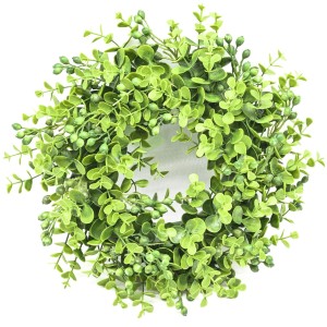 Dekoracyjny zielony wieniec z małymi jagodami do dekoracji ogrodu.