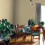 Pokój dzienny z farbą ścienną w jasnobrązowym odcieniu. Kolorowe farby do ścian.
