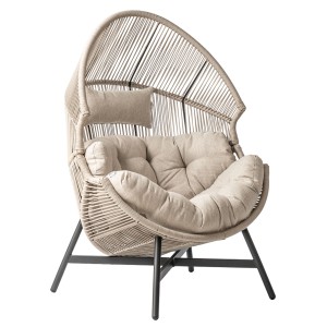 Beżowe krzesło ogrodowe t.b.t. z poduszką i metalową ramą.