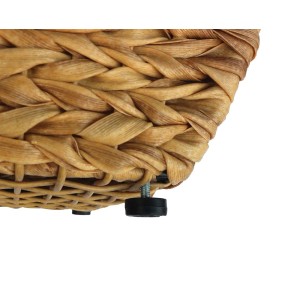 Zbliżenie na plecioną podstawę doniczki na zioła z nóżkami.