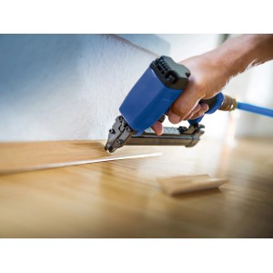 Zszywacz pneumatyczny LUX mocuje listwę drewnianą. Idealny do prac wykończeniowych wnętrz.