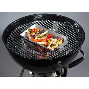 Warzywa w patelni grillowej na grillu węglowym. Zdrowe grillowanie.