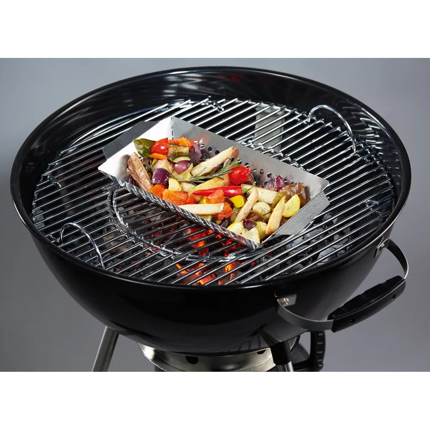 Warzywa w patelni grillowej na grillu węglowym. Zdrowe grillowanie.