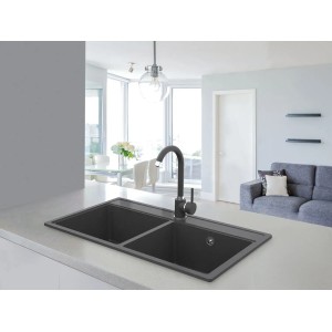 Czarny zlewozmywak granitowy t.b.t. z dwoma komorami i baterią w nowoczesnej kuchni.