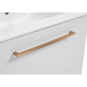 Złoty uchwyt meblowy t.b.t. na białych meblach łazienkowych. Nowoczesny styl.