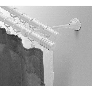 Biały, podwójny karnisz z kółkami i zasłoną.