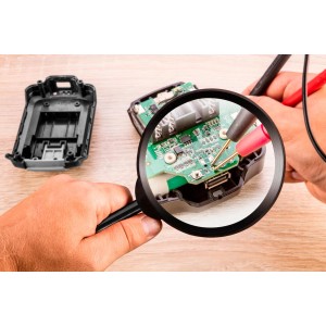 t.b.t. Urządzenie pomiarowe testujące płytkę drukowaną pod lupą. Narzędzie dla elektroniki.