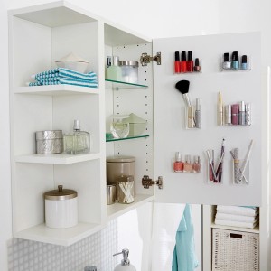 Szafka łazienkowa z kosmetykami i akcesoriami.