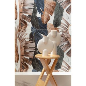 Płytki dekoracyjne we wzór liści i elementy dekoracyjne na małym drewnianym stoliku.