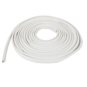 Biała uszczelka do drzwi t.b.t., zwinięta. Akcesoria do drzwi.