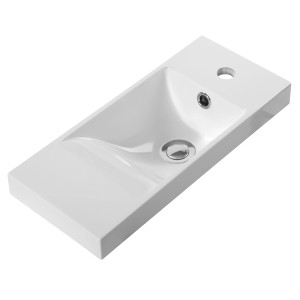 Prostokątna, biała umywalka nablatowa t.b.t. ceramiczna z otworem na baterię.