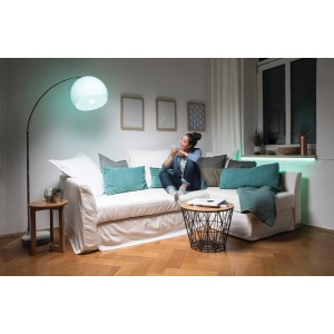 Kobieta na sofie z żarówką LED Osram E27, ściemnialna z pilotem.