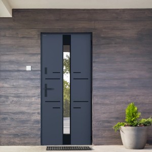 Nowoczesne drzwi wejściowe ze szklaną wstawką i bocznymi elementami dekoracyjnymi na tle drewnianej fasady.