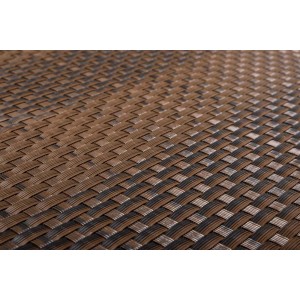 Zbliżenie na plecioną powierzchnię brązowej donicy t.b.t.