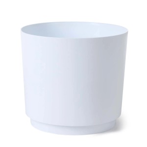 Biała osłonka t.b.t. na doniczkę do roślin domowych, prosty design.