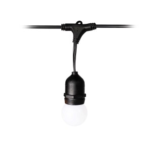 Dekoracyjny łańcuch świetlny na zewnątrz z okrągłymi, białymi żarówkami.