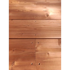 Zbliżenie desek tarasowych t.b.t. z drewna ze śrubami.