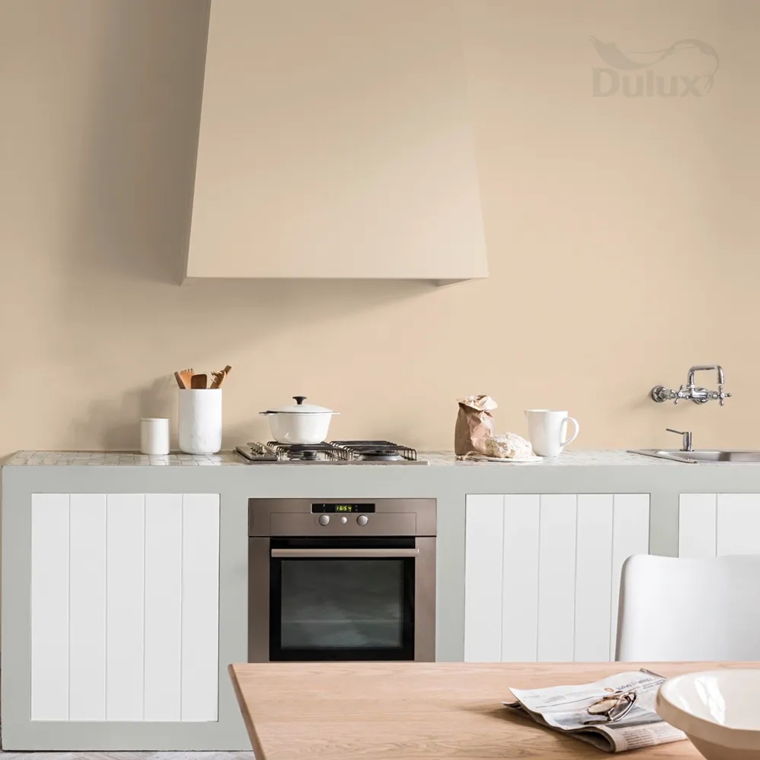 Beżowa ściana w kuchni pomalowana farbą do łazienek t.b.t. firmy Dulux.
