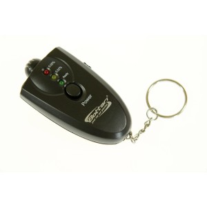 Czarny alkomat z breloczkiem do transportu.