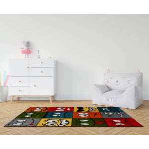 Kolorowy, prostokątny dywan z postaciami z kreskówek do pokoju dziecięcego.