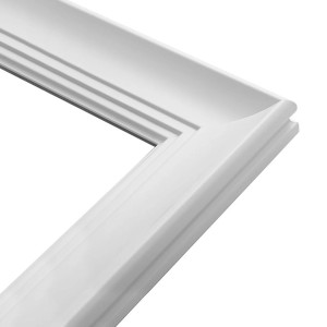 Zbliżenie białej ramy lustra do garderoby t.b.t.