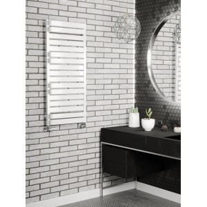 Biały grzejnik t.b.t. w nowoczesnej łazience z czarną szafką umywalkową i lustrem.