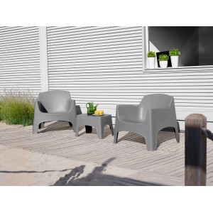 Szare meble ogrodowe: 2 fotele i stolik na balkon/taras.