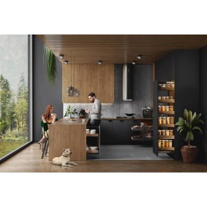 Nowoczesna kuchnia z ciemnymi szafkami, drewnianymi akcentami i wysuwanym systemem przechowywania w kuchni.