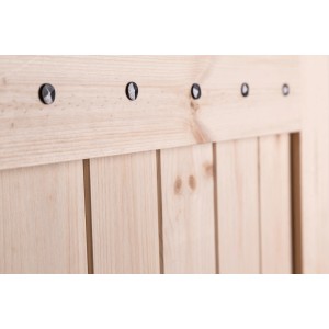 Zbliżenie jasnych, drewnianych drzwi wewnętrznych (t.b.t.) z czarnymi ozdobnymi guzikami.